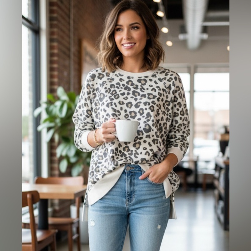 American Eagle Outfitters Cream and Black Leopard Sweatshirt